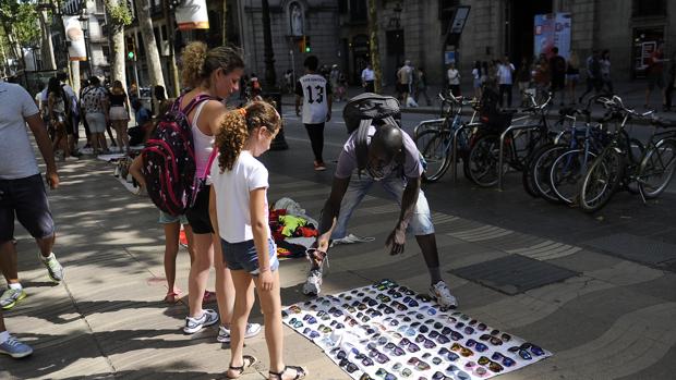 Un vendedor ambulante, recientemente en La Rambla