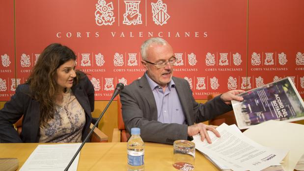 Los diputados de Podemos Antonio Montiel y Fabiola Meco, durante la presentación de la Agencia Antifraude