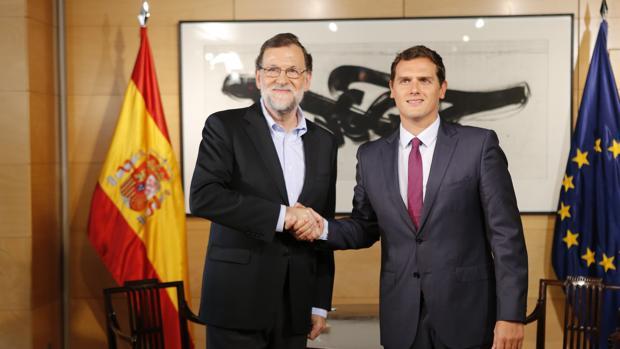 Los líderes del PP y de Ciudadanos, Mariano Rajoy y Albert Rivera, sellan su pacto