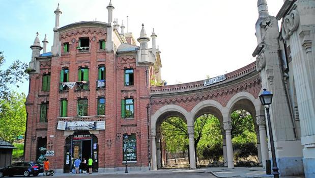 El edificio okupado junto a la entrada del cementerio