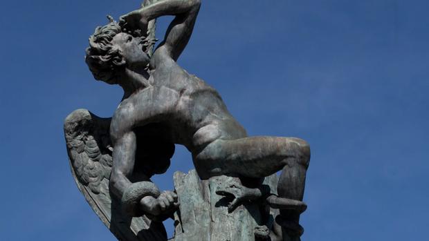 Estatua del Ángel Caído, en el parque del Retiro