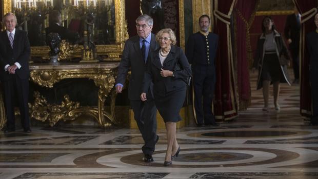 Manuela Carmena y su marido, el año pasado, durante la recepción en el Palacio de la Zarzuela