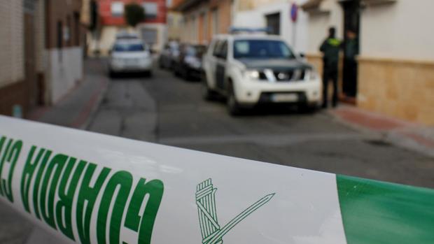 La Guardia Civil, delante de la puerta de la vivienda donde ocurrió el crimen