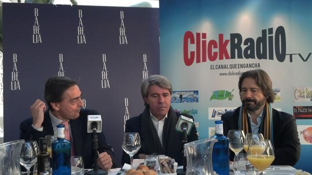 Angel Garrido entre periodistas miembros del Experience Club