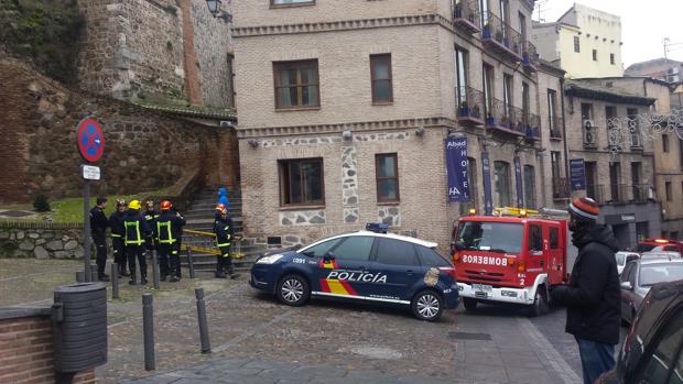 Bomberos de Toledo con la escalera con la que han colaborado con la Policía Nacional