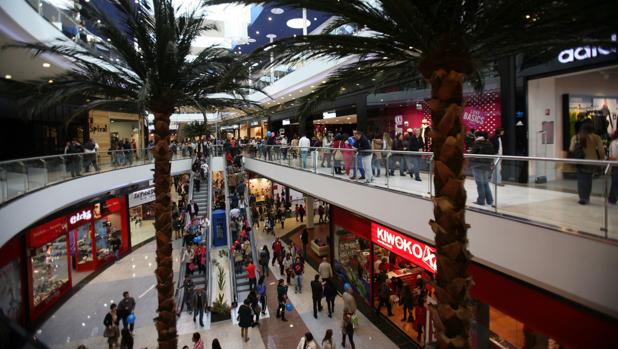 Afluencia de compradores en el centro comercial compostelano de As Cancelas