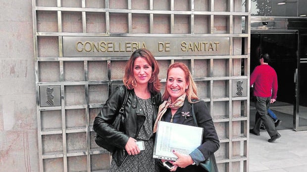 Maite Lárazo (derecha) y su abogado, en la Conselleria de Sanidad