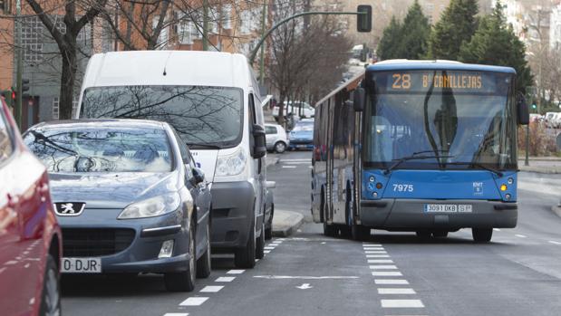 Un autobús invade el carril-bici de la calle de Francisco Villaespesa, ayer por la mañana