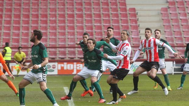 Uno de los acosos de los jugadores del Logroñés en la portería del Toledo