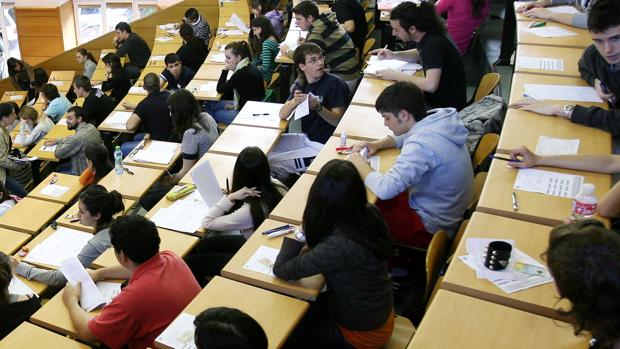 Alumnos durante uno de los exámenes de selectividad en una imagen de archivo