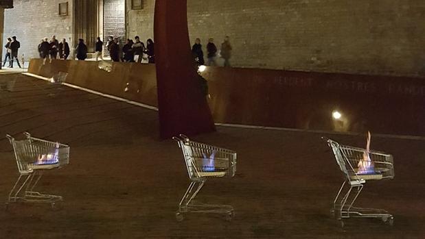 Los carros de la compra de la polémica, en el Fossar de les Moreres
