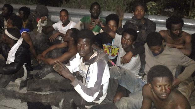 Inmigrantes saltan la valla de Ceuta