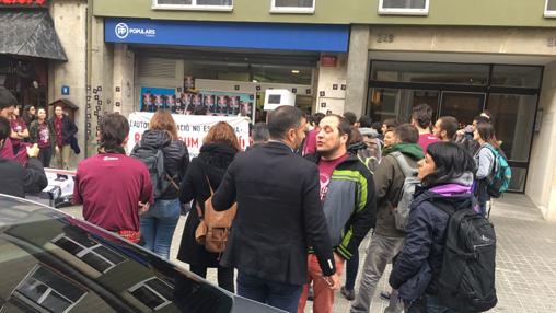 David Fernández y Anna Gabriel, ante la sede del PP