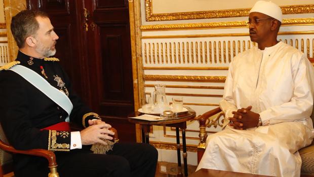 Su Majestad el Rey departe con el embajador de la República del Senegal, Mamadou Sow