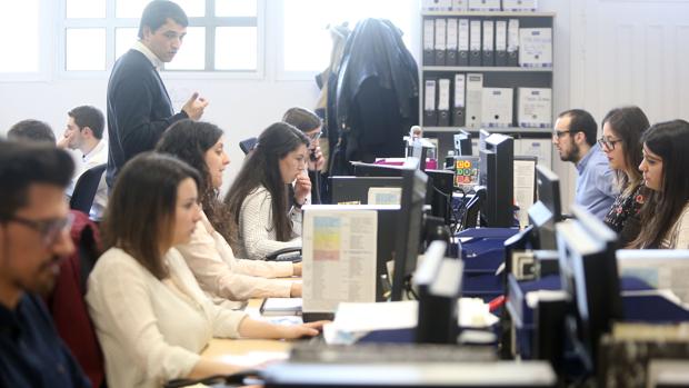 Un grupo de jóvenes trabajadores de Hotusa, en las instalaciones de Chantada (Lugo)