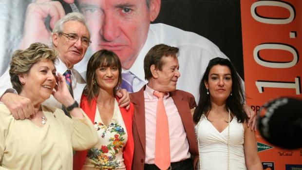 Foto de archivo de Luis del Olmo junto a Paloma Gómez Borrero, Ana García Lozano e Hilario López Millán