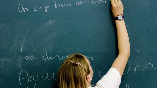 Una niña, ante la pizarra durante una clase en catalán