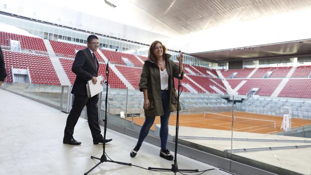 Carlos Sánchez Mato y Celia Mayer, durante un acto en la Caja Mágica