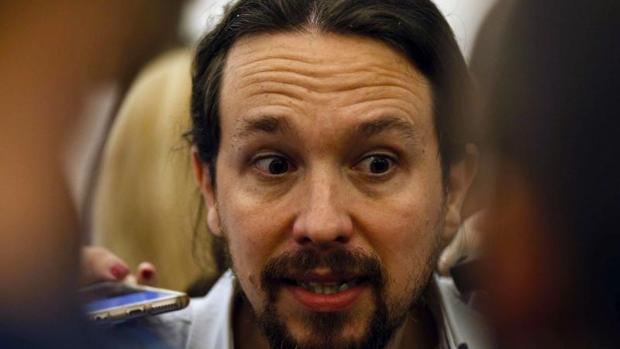 Pablo Iglesias atiende a los periodistas en los pasillos del Congreso
