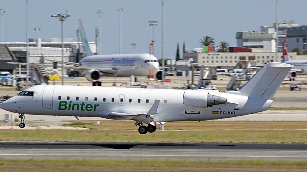 Un aparato de Binter Canarias en el Aeropuerto de Lisboa