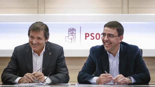Javier Fernández y Mario Jiménez durante una reunión de la comisión gestora