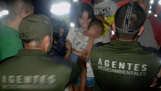 El pequeño, con su madre, tras ser localizado por los agentes medioambentales