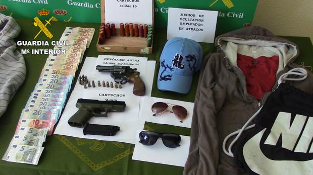 Dinero y material intervenido al atracador solitario y al grupo mde ladrones