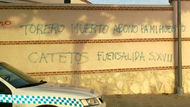 Algunas de las pintadas puestas en la fachada de la plaza de toros