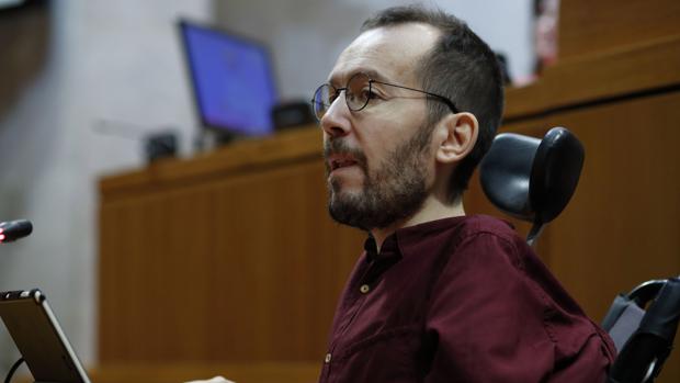 Pablo Echenique, en la tribuna de las Cortes de Aragón, durante una de sus intervenciones