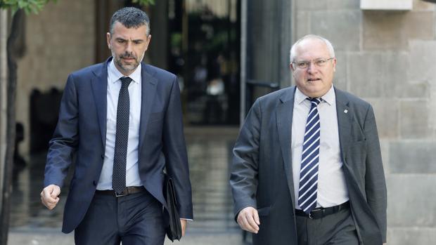 Lluís Puig (derecha), junto a su antecesor en la Consejería de Cultura de la Generalitat, Santi Vila
