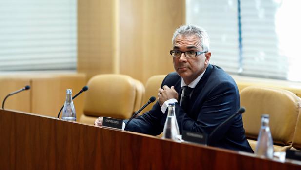 El consejero Carlos Izquierdo, durante su comparecencia para aclarar la muerte de una anciana en una residencia de Arganda