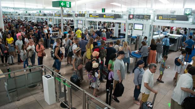Las colas ya llevan más de dos semanas en El Prat