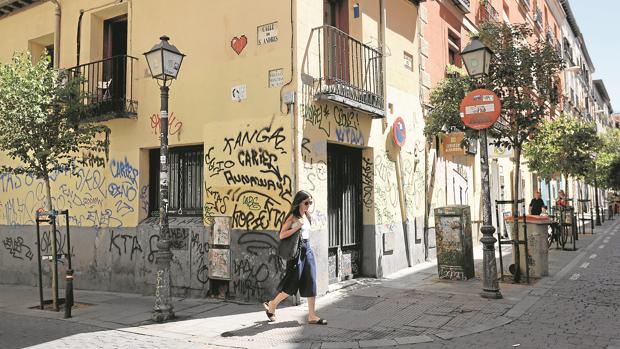 Pintadas en la fachada de una casa del barrio de Malasaña