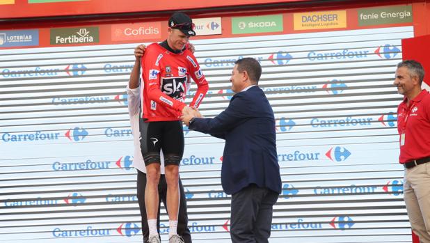 El presidente entrega el maillot rojo de líder al ciclista británico Chris Froome (Team Sky)