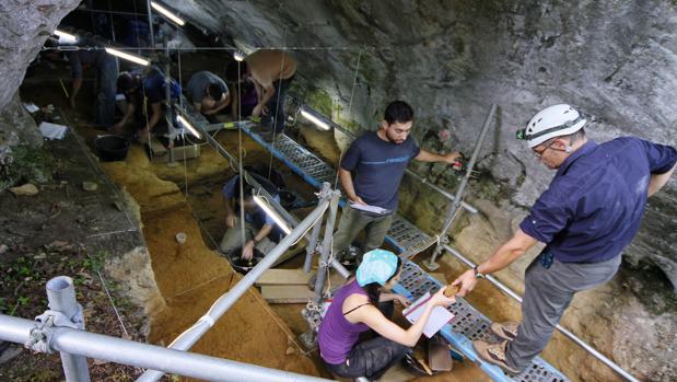 Personal encargado de las labores de investigación en Cova Eirós