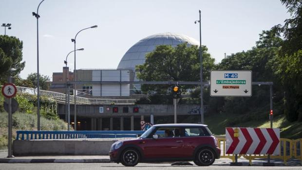 Entrada cerrada al tráfico del túnel de la avenida del Planetario
