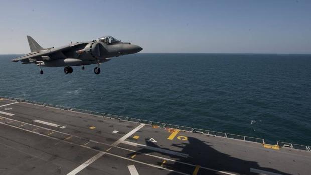 Un avión Herrier aterriza en la cubierta del «Juan Carlos I»
