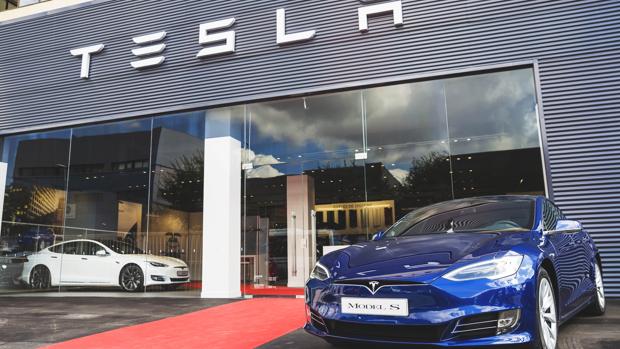 Fachada de la tienda Tesla ubicada en L'Hospitalet de Llobregat