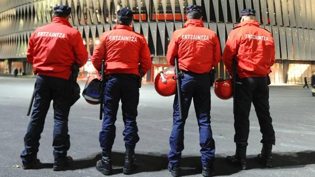 Agentes de la Ertzaintza, frente al estadio de San Mamés