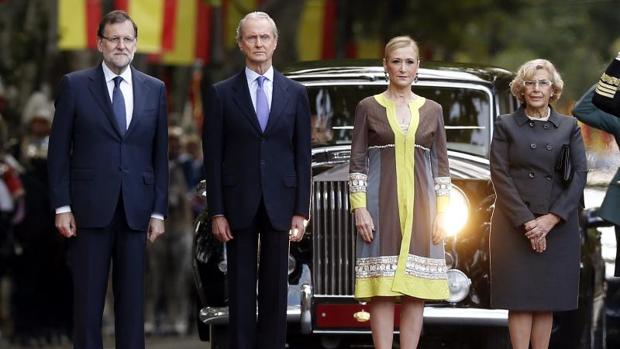 Mariano Rajoy, Pedro Morenés, Cristina Cifuentes y Manuela Carmena, en un momento del desfile del Día de la Hispanidad el 12 de octubre de 2015