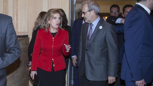 La delegada del Gobierno, María José Salgueiro, y el rector de la Usal, Daniel Hernández Ruipérez, en una imagen de archivo