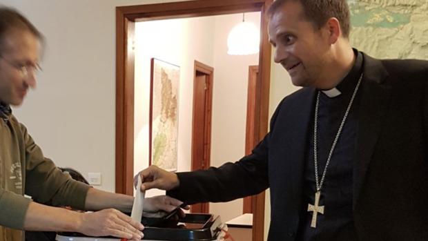 El obispo de Solsona, Xavier Novell, se fotografió votando en el referéndum ilegal y ha difundido las imágenes
