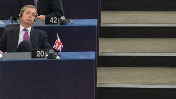Farage, durante la sesión parlamentaria en Bruselas ayer