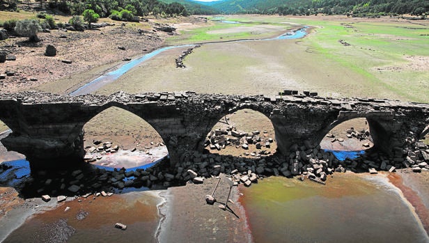 El puente romano, normalmente cubierto por el agua, se ve al haber bajado mucho el nivel en el embalse de Cuerda del Pozo