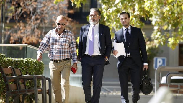El alcalde de Brunete, Borja Gutiérrez, (centro) llegando a declarar a la Audiencia Nacional