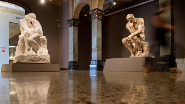 Versiones de las obras «El beso» (i) y «El pensador» (d) pueden contemplarse en la exposición