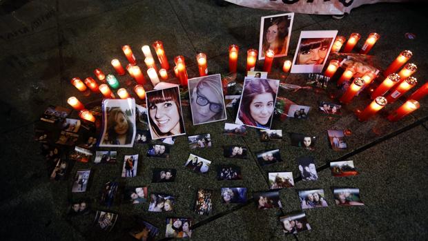 Concentración en Cibeles en memoria de las cinco jóvenes muertas en el Madrid Arena