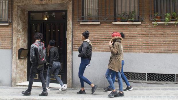 Amigos de la víctima se dirigen a su casa para acompañar a la familia