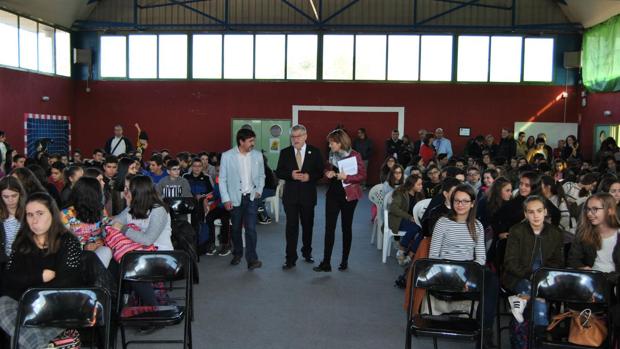 Ángel Felpeto a su llegada al IES Aldonza Lorenzo de La Puebla de Almoradiel