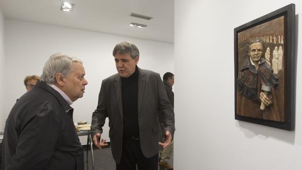 Ricardo Flecha (dcha.), junto a una de las obras expuestas